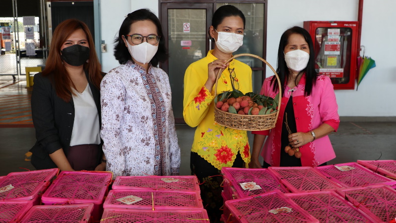 Фермеры Пхайао прислали жителям Пхукета больше двух тонн свежих личи. Поставка организована в рамках спецпроекта властей двух провинций. Фото: PR Phuket