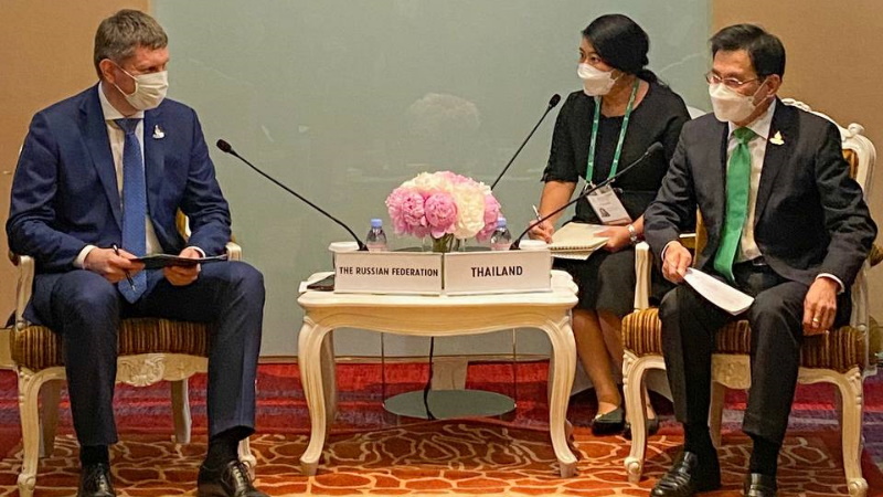 Максим Решетников и Джурин Лаксанависит на встрече в Бангкоке. Фото: Minec_Russia / Telegram