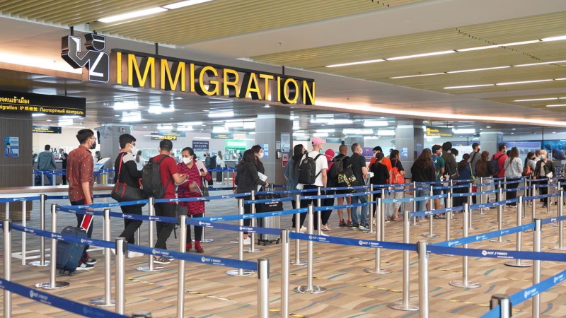 Пассажиры в аэропорту Пхукета в первый день отмены Test & Go. Фото: АоТ