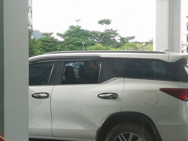 Туристка уехала из Bangkok Hospital Phuket на белом Toyota Fortuner, причем без номеров такси. Фото: TAC