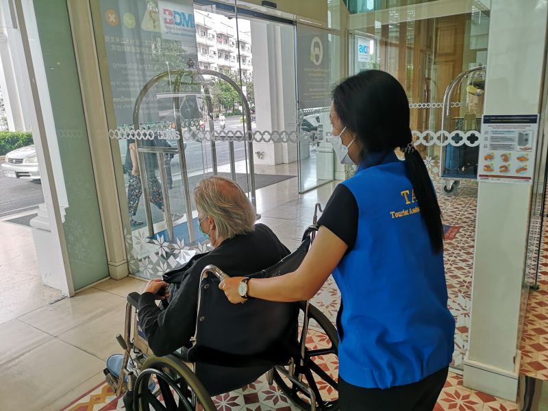 Туристка уехала из Bangkok Hospital Phuket на белом Toyota Fortuner, причем без номеров такси. Фото: TAC