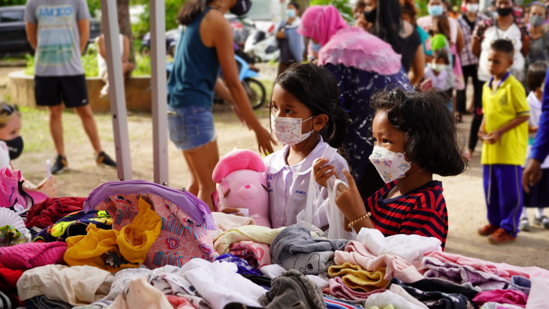 Раздача игрушек и детских вещей в Раваи. Фото: Муниципалитет Раваи