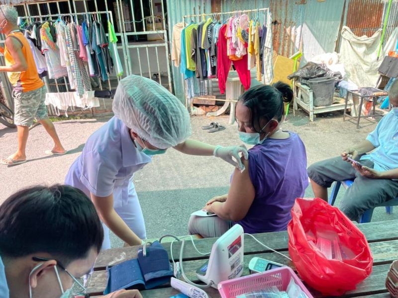 Если пациент не может приехать на вакцинационный пункт из-за здоровья, то вакцинационный пункт едет к нему. Фото: Phuket OrBorJor