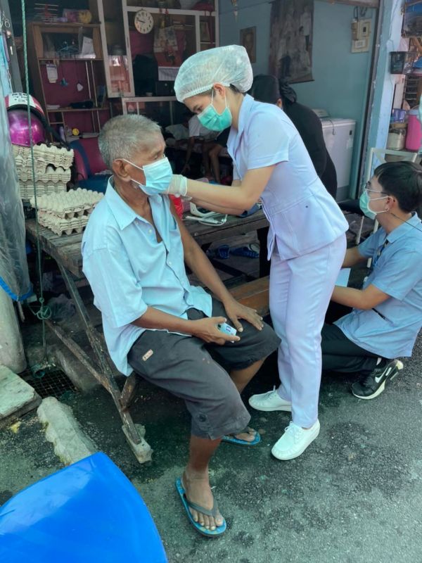 Если пациент не может приехать на вакцинационный пункт из-за здоровья, то вакцинационный пункт едет к нему. Фото: Phuket OrBorJor