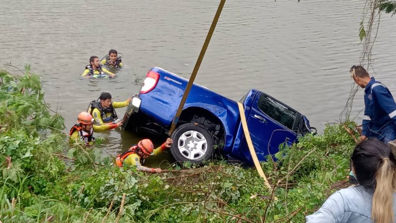 Синий пикап Ford Ranger вылетел с проезжей части и утонул в озере вместе с находившейся в кабине женщиной. Фото: Иккапоп Тхонгтуб