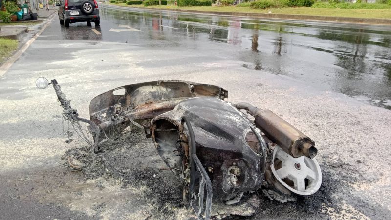Кремовая Vespa сгорела дотла после инцидента на дороге в Май-Кхао. Фото: Иккапоп Тхонгтуб