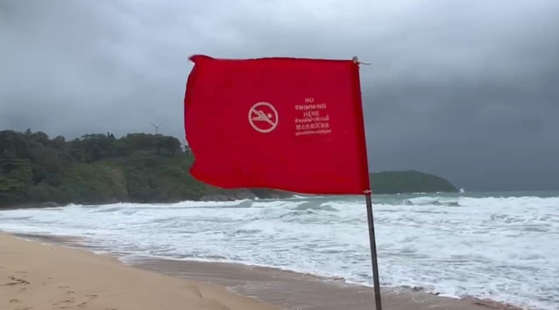 Купание в зонах, где установлены красные флаги, строго запрещено. Фото: PR Phuket
