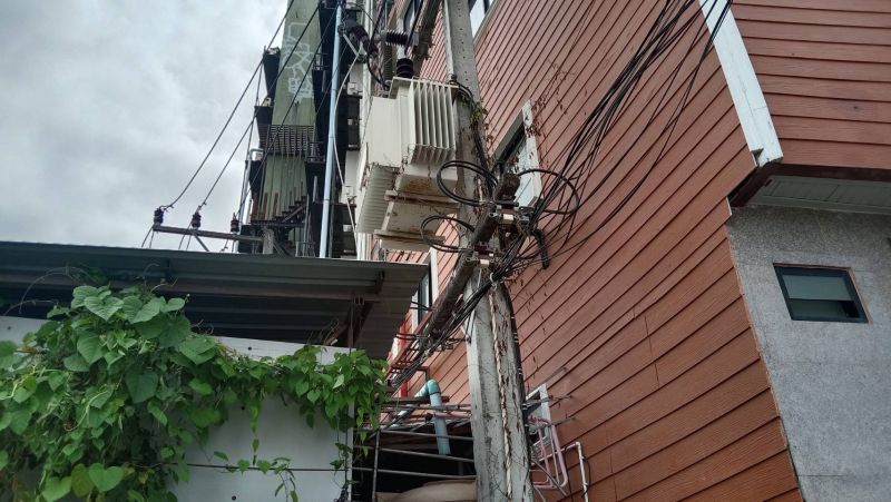 Гражданин Мьянмы получил смертельный удар током, когда пытался похитить электрические кабели. Фото: Иккапоп Тхонгтуб