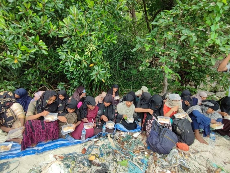 На острове Донг в Сатуне нашли брошенных рохинджа. Перевозчики высадили их там, сказав, что якобы довезли до Малайзии. Фото: Третье командование ВМФ Таиланда
