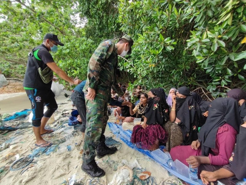 На острове Донг в Сатуне нашли брошенных рохинджа. Перевозчики высадили их там, сказав, что якобы довезли до Малайзии. Фото: Третье командование ВМФ Таиланда