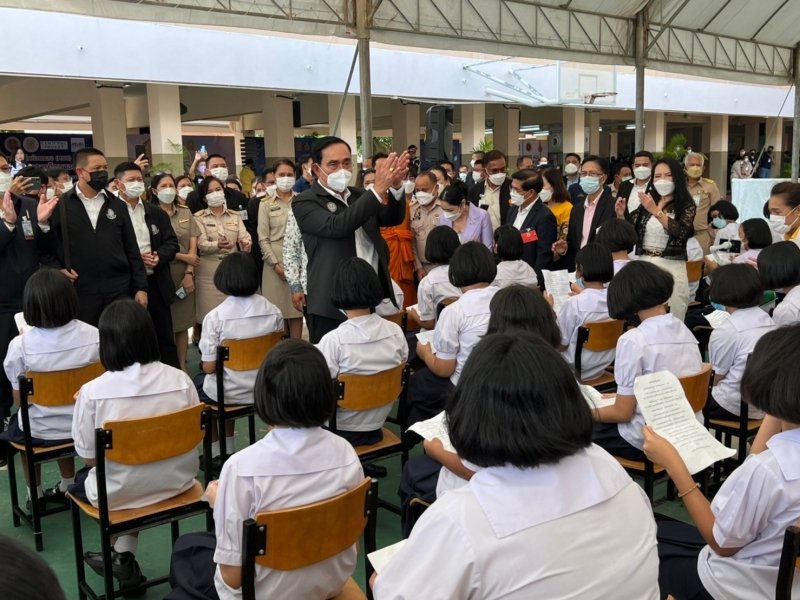 Прают Чан-Оча посетил пхукетскую школу Phuttamongkolnimit School. Фото: PR Phuket