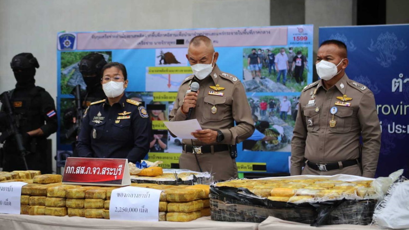 Полиция задержала двух членов банды, перевозившей наркотики на скорой помощи, и ищет еще минимум трех. Фото: Bangkok Post