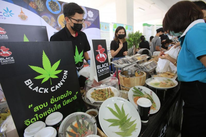 Продукция с марихуаной на выставке в здании Минздрава. Фото: Pornprom Satrabhaya / Bangkok Post