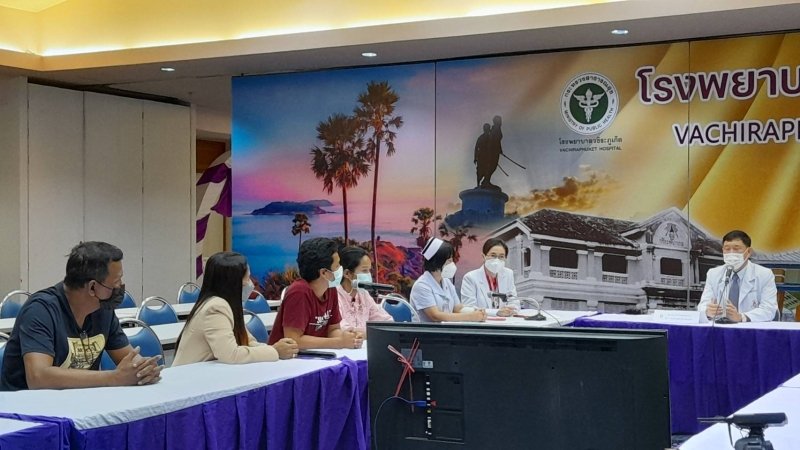 Больница Vachira Hospital Phuket провела пресс-конференцию в связи с переломом руки у новорожденной. Фото: Иккапоп Тхонгтуб