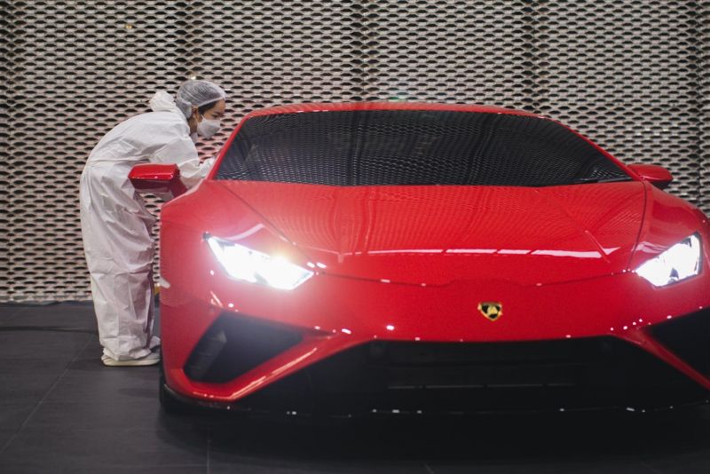 Владельцы Lamborghini съездили в школу для слепых детей и передали учебному заведению 70 тыс. бат на вещи первой необходимости.