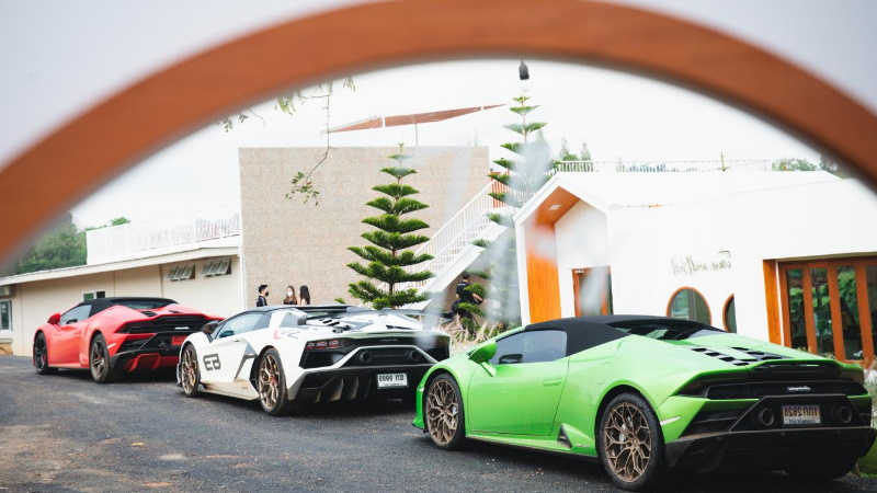 Владельцы Lamborghini съездили в школу для слепых детей и передали учебному заведению 70 тыс. бат на вещи первой необходимости.