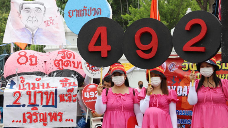Демонстрация в Бангкоке. Участники требуют поднять МРОТ до 492 бат. Фото: Apichit Jinakul / Bangkok Post