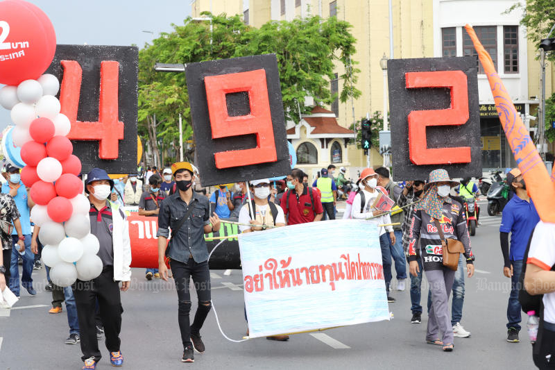 Демонстрация в Бангкоке. Участники требуют поднять МРОТ до 492 бат. Фото: Apichit Jinakul / Bangkok Post