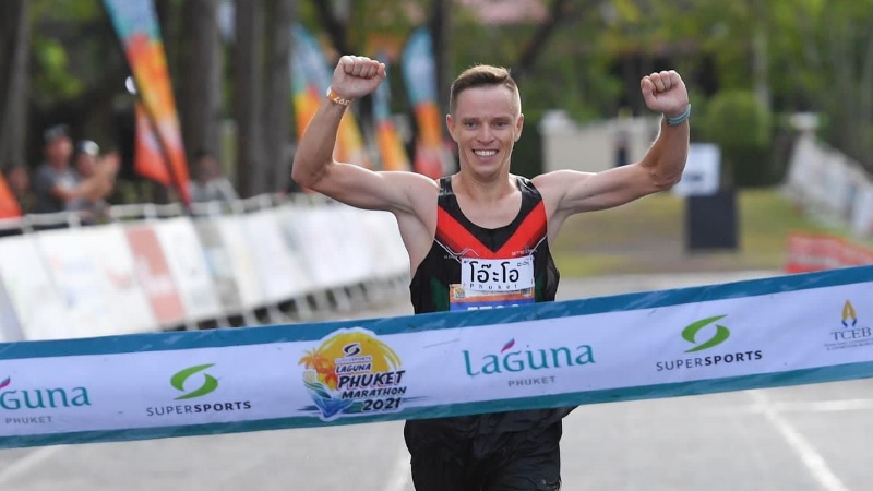 Сергей Зырянов на финише. Фото: Laguna Phuket Marathon