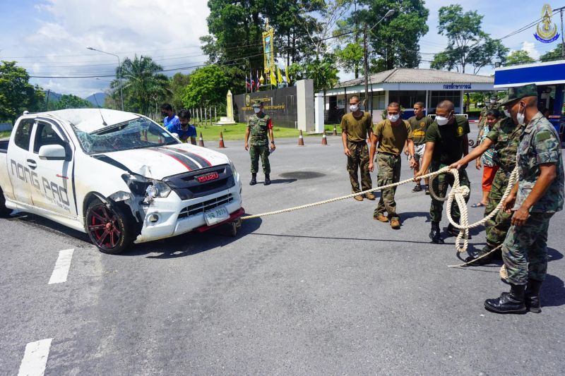 Пикап вылетел с дороги напротив ворот военной базы в провинции Пханг-Нга. Фото: Третьего региональное командование ВМФ