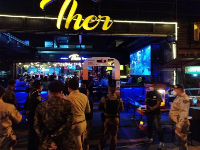Полиция и официальные лица прошлись по ночным заведениям у кольца Nimit Circle. Фото: Муниципалитет Пхукет-Тауна