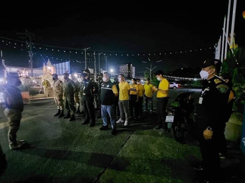 Полиция и официальные лица прошлись по ночным заведениям у кольца Nimit Circle. Фото: Муниципалитет Пхукет-Тауна