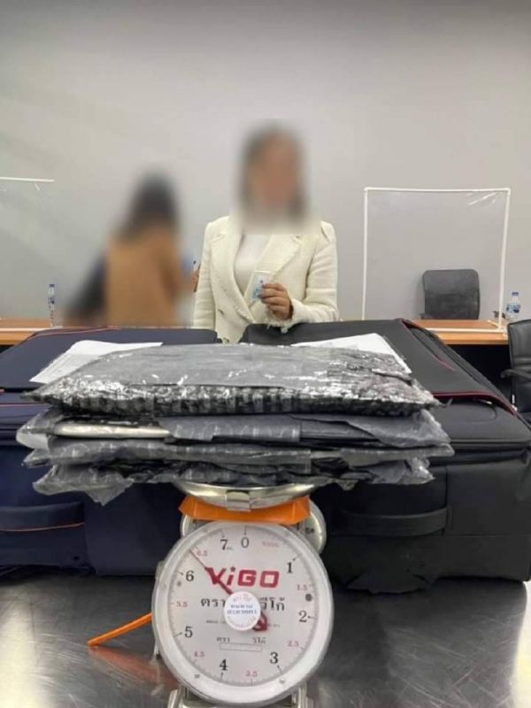 Кокаин в багаже пассажиров, арестованных в Бангкоке. Фото: Customs Dept