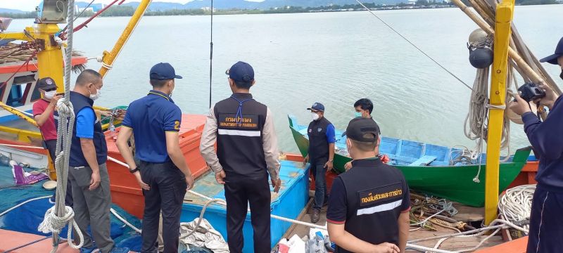 Индонезийских рыбаков арестовали за промысел в тайских водах и передали полиции Чалонга. Фото: Иккапоп Тхонгтуб