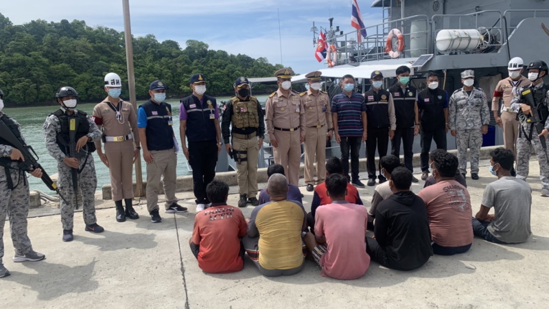 Индонезийских рыбаков арестовали за промысел в тайских водах и передали полиции Чалонга. Фото: Иккапоп Тхонгтуб
