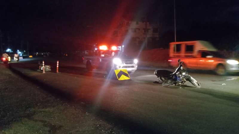 Два мотоцикла столкнулись на дороге в Таланге, где уже почти год не могут закончить ремонт. Погиб 81-летний мужчина. Фото: Иккапоп Тхонгтуб