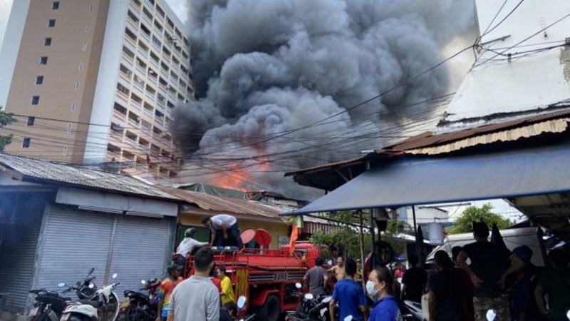 Пожар уничтожил 10 домов в Бангкоке
