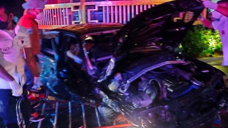 Автомобиль BMW врезался в ограждение моста на севере Пхукета.