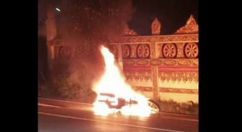 У храма Wat Suwan Khiri Wong в Патонге сгорел скутер. Фото: Полиция Патонга