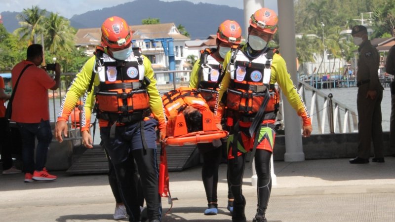 В марине Boat Lagoon прошли учения спасателей. Сотрудники экстренных служб отрабатывали действия при кораблекрушении. Фото: PR Phuket