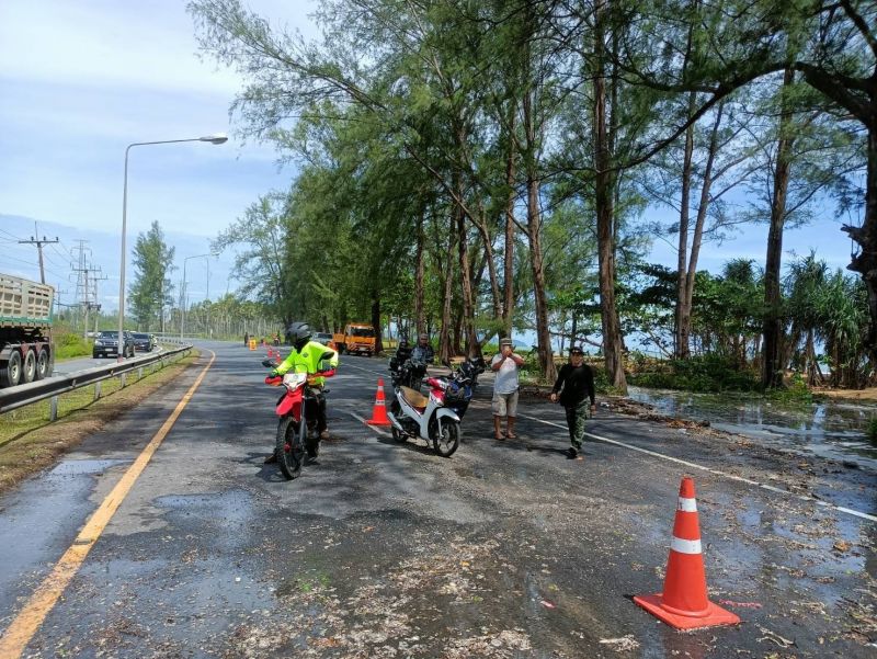 Локальные подтопления дорог на Пхукете. Фото: Radio Thailand Phuket