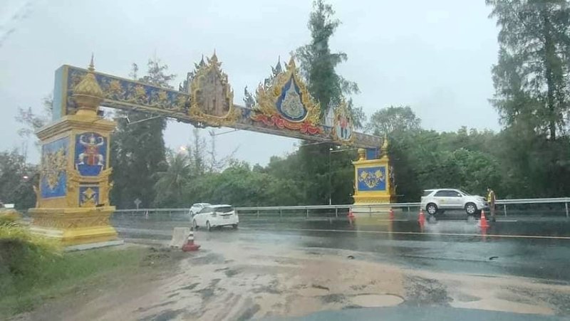 На севере Пхукета снова затопило идущий вдоль пляжа Сай-Кэу участок Thepkrasattri Rd. Фото: Tha Chat Chai Police
