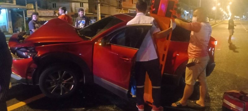 Кроссовер Mazda CX-30 врезался в столб на шоссе 4027 после полуночи 17 августа. Фото: Иккапоп Тхонгтуб