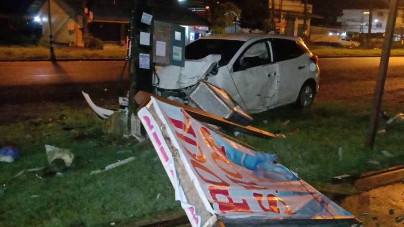 Автомобиль врезался в мачту уличного ощущения в 1 км к западу от Памятника Героиням. Фото: Иккапоп Тхонгтуб