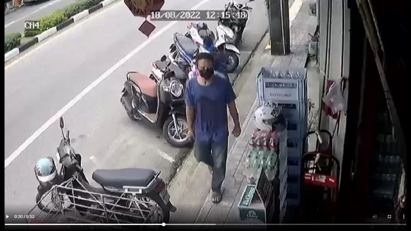 Полиция ищет злоумышленника, бесхитростно укравшего ящик пива из магазина напротив Bang Neow Shrine. Фото: Иккапоп Тхонгтуб