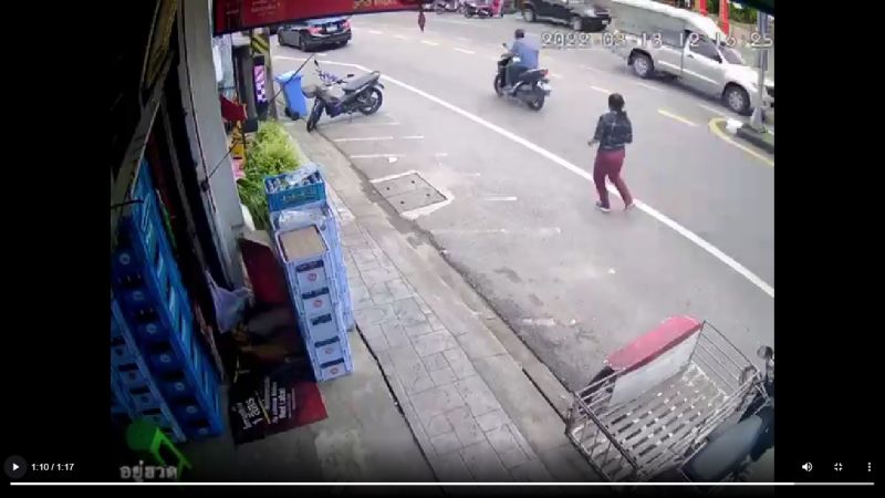 Полиция ищет злоумышленника, бесхитростно укравшего ящик пива из магазина напротив Bang Neow Shrine. Фото: Иккапоп Тхонгтуб