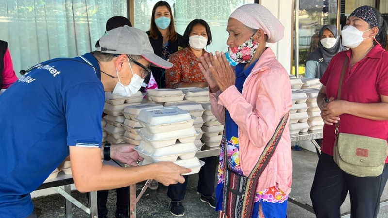 Раздача халяльной еды в Чернг-Талей в пятницу, 19 августа. Фото: PR Cherng Talay