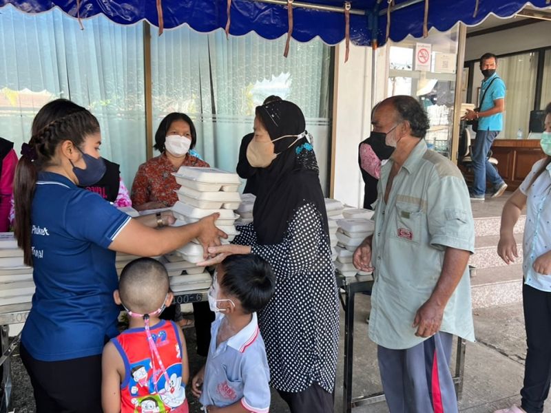 Раздача халяльной еды в Чернг-Талей в пятницу, 19 августа. Фото: PR Cherng Talay
