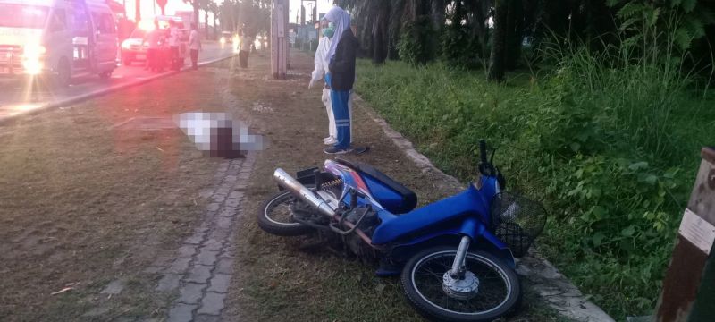 Мотоциклист погиб в аварии на Thepkrasattri Rd. Фото: Иккапоп Тхонгтуб