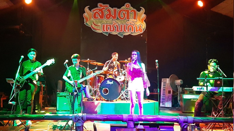 Концерт в Somtam Saep Gern в Чалонге.