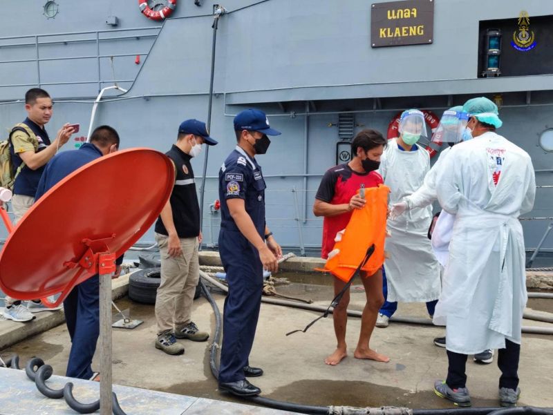 Моряки ВМФ Таиланда нашли 43-летнего рыбака, выпавшего за борт своего судна. Мужчине пришлось переночевать на безлюдном острове Ко-Кэу-Ной. Фото: RTN 3rd NAC