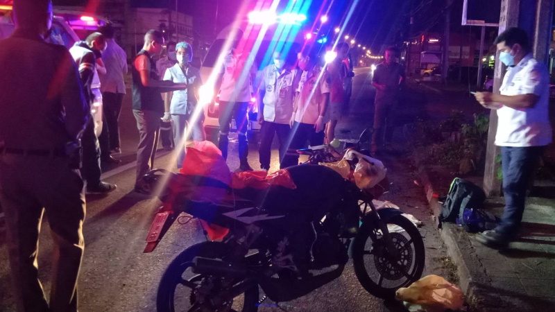 Мотоциклист погиб в аварии в Срисунтхорне после полуночи 24 августа. Фото: Иккапоп Тхонгтуб