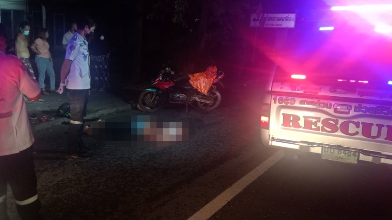 Мотоциклист погиб в аварии в Срисунтхорне после полуночи 24 августа. Фото: Иккапоп Тхонгтуб