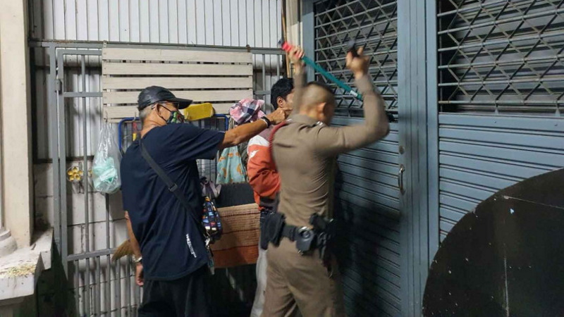 Полиция у двери дома пропавшей жительницы Бангкока. Фото: Bangkok Post / Полиция
