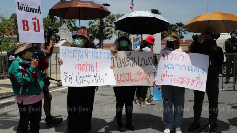 Акция за повышение МРОТ у Дома правительства в Бангкоке 23 августа. Фото: Wichan Charoenkiatpakul / Bangkok Post