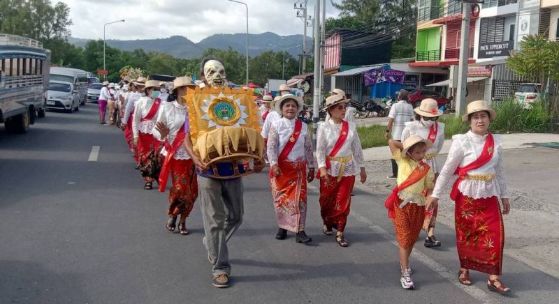 В Таланге прошел парад в честь десятого лунного месяца. Фото: Иккапоп Тхонгтуб
